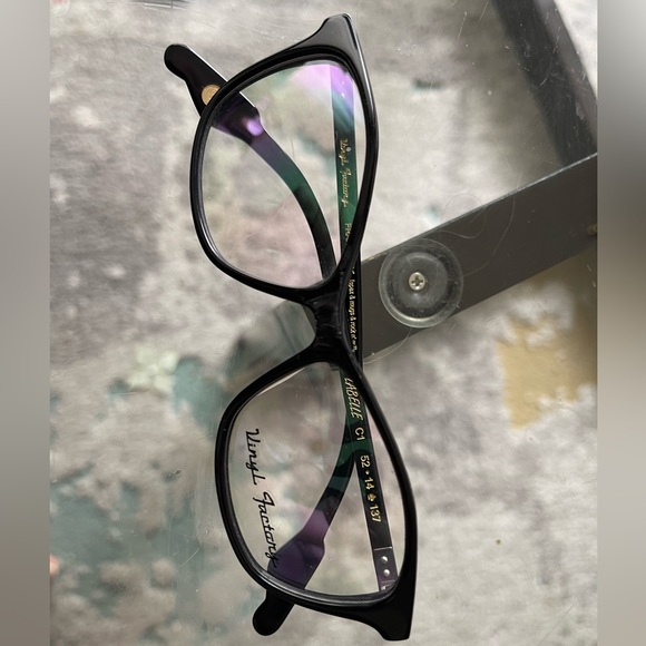 Vinyl Factory New - Picture 3 of 6